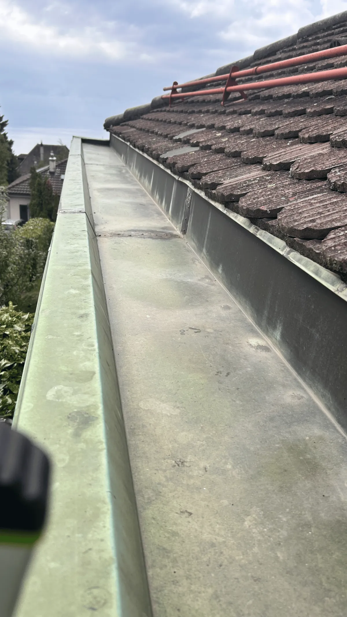 Nettoyage sécurisé des gouttières avec nacelle