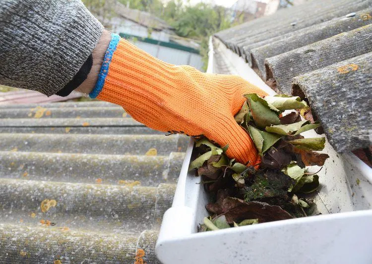 Technicien Ecosolutions en intervention sur toiture 