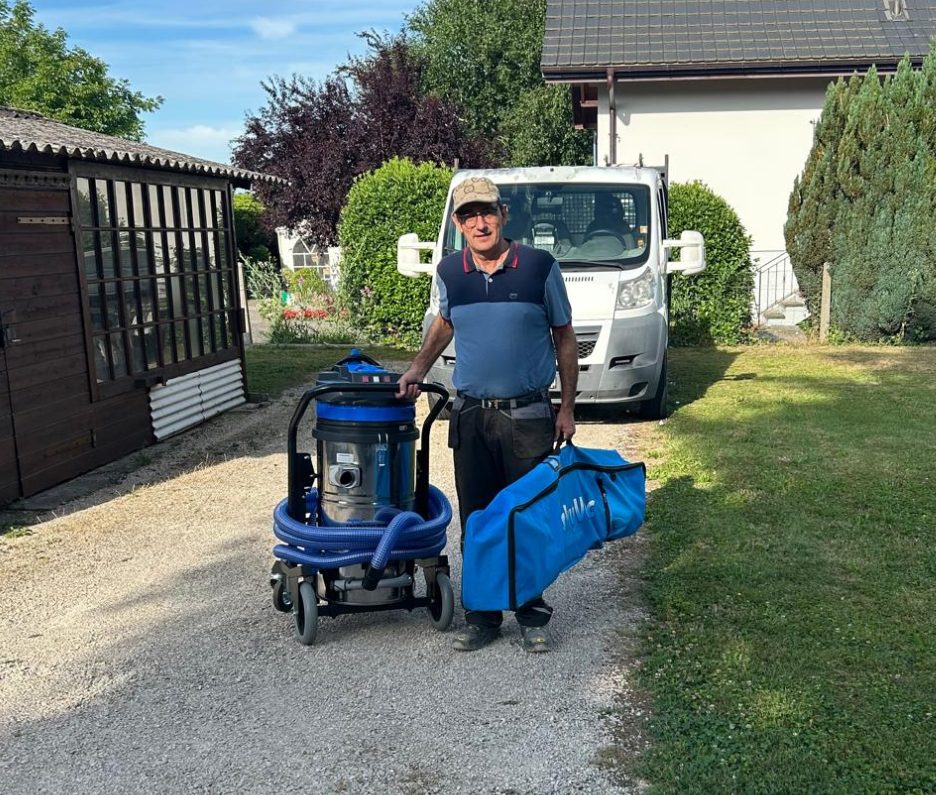 Technicien EcoSolutions Suisse avec matériel de nettoyage de gouttières